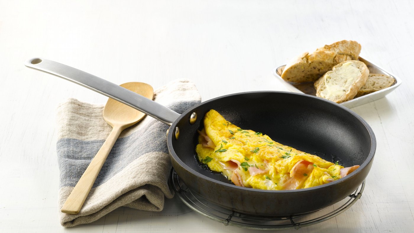 Omelett med ost og skinke