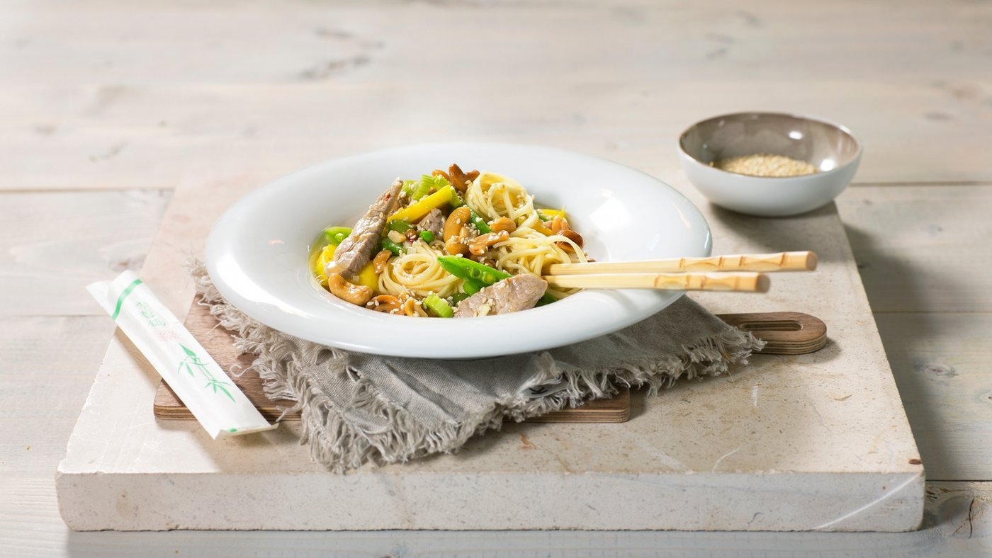 Sunn mat på budsjett - strimlet svinekjøtt med mango og nudler - klinisk ernæringsfysiolog Anne Marie Skjølsvik